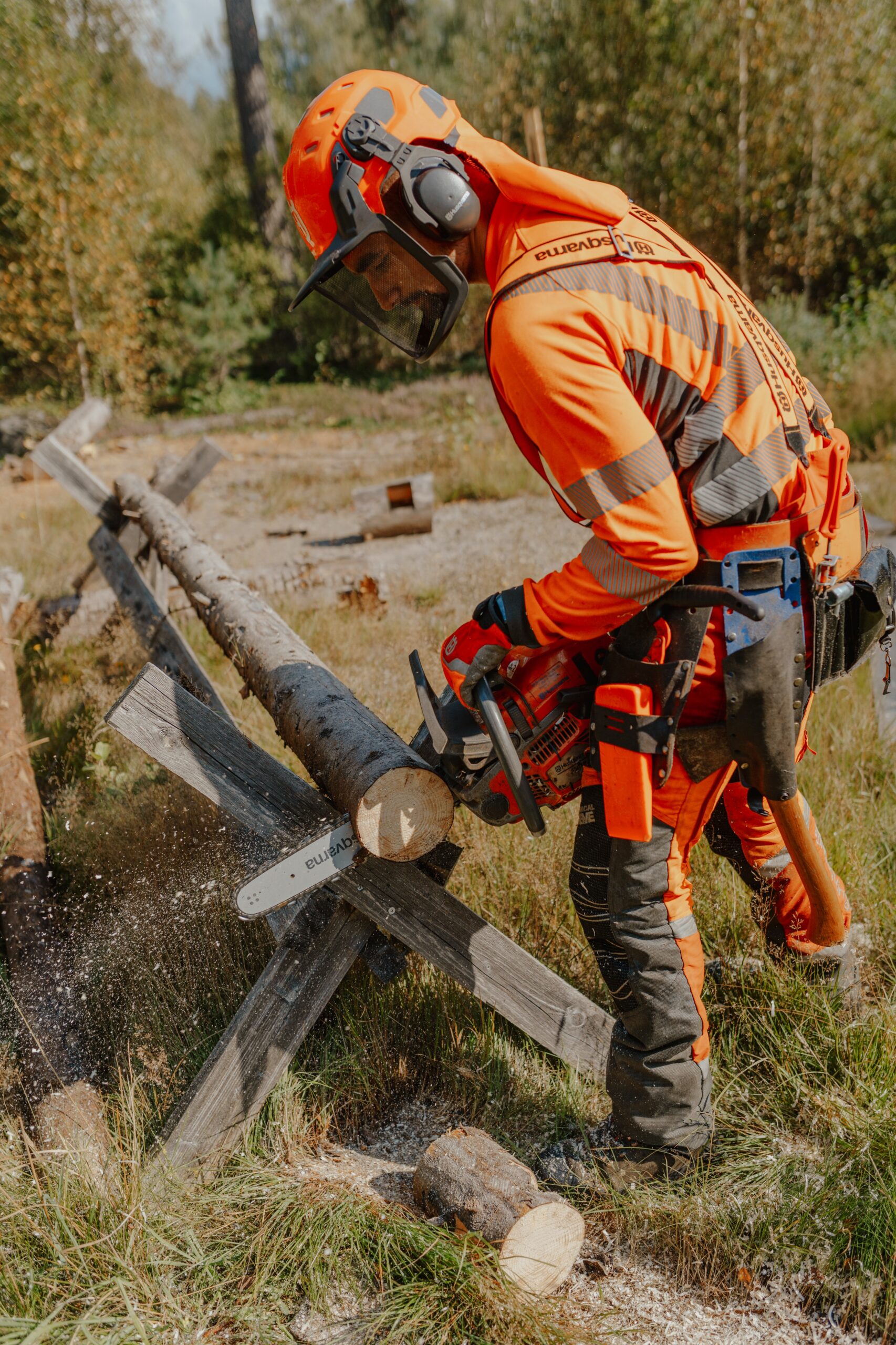 En person som använder en motorsåg