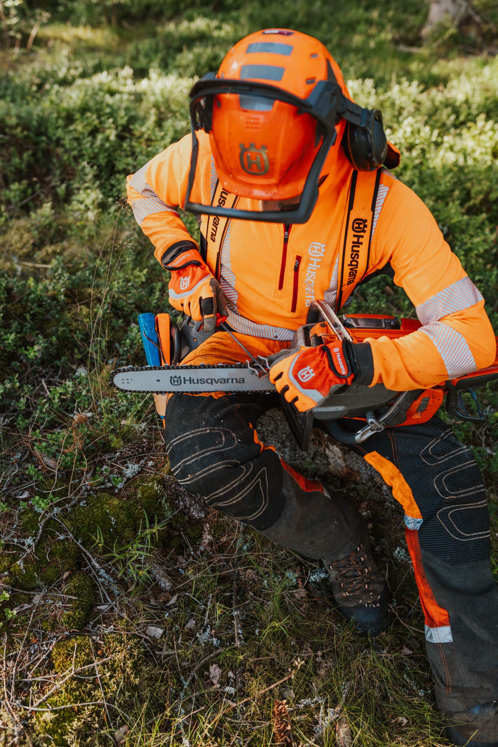 En person som slipar en motorsåg