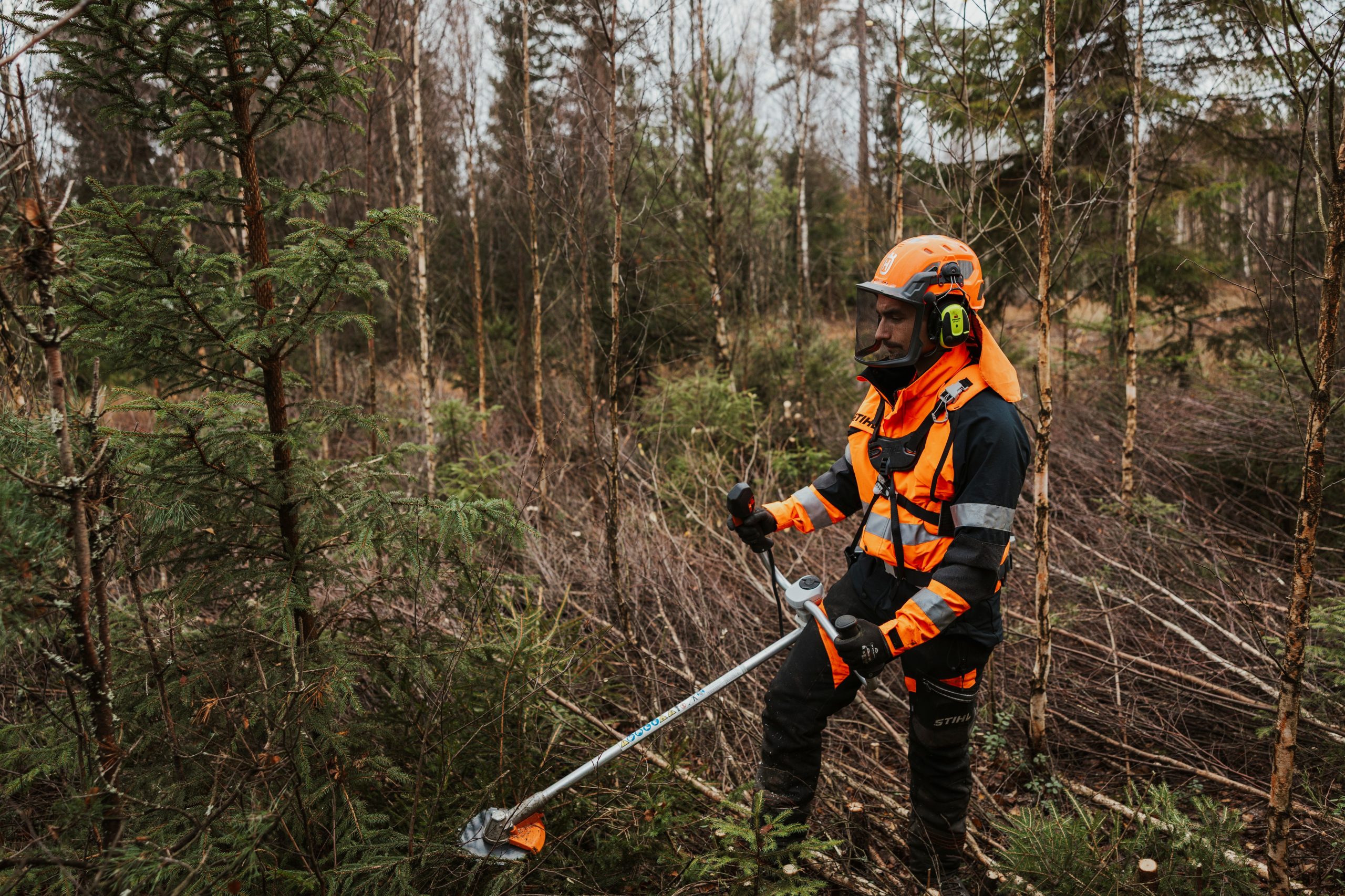 En person med en röjsåg